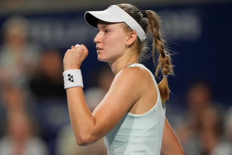 Elena Rybakina rallies past Naomi Osaka to set up Canadian Open semifinal against Coco Gauff