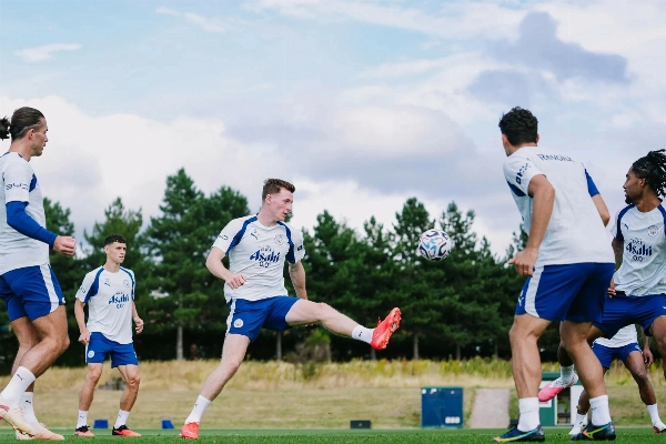 Enzo Maresca Remains Calm Amid Manchester City Transfer Uncertainty and Doku Injury