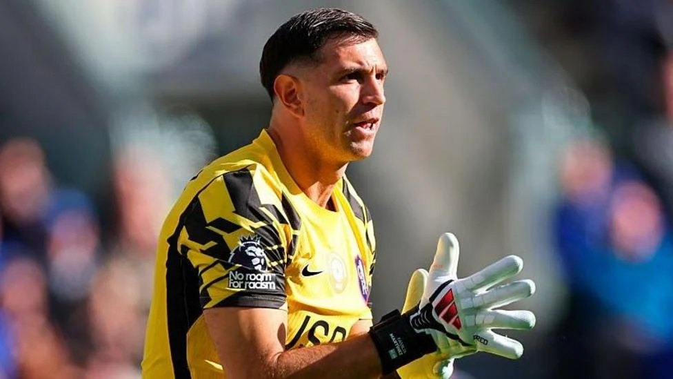 Chelsea Goalkeeper Martinez Hospitalized After Victory Over Everton