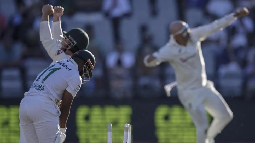 Careless South African Batting Hands Australia Advantage in Third Test