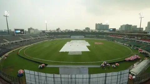 Bad Light Halts Dhaka Test; Bangladesh Lead by 106 Runs