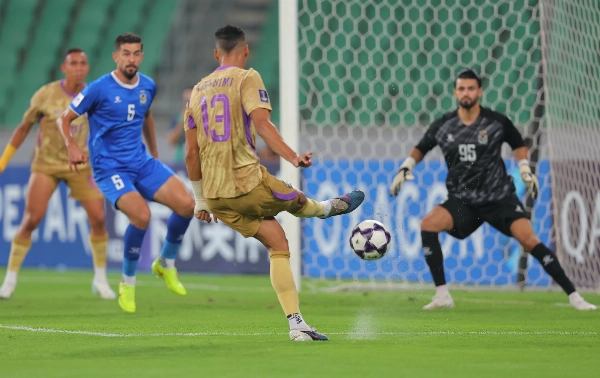 Al Ain Cruises Past Air Force Club in ACL